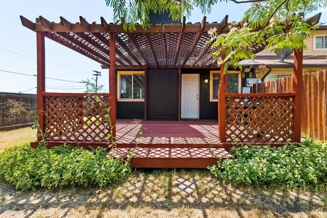 Building Photo - 1105 Wales Dr