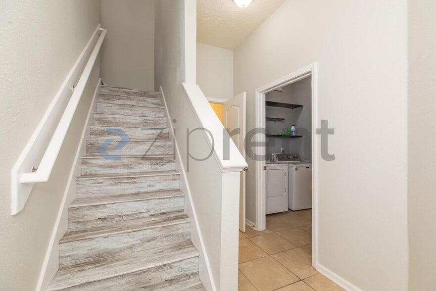 Building Photo - Unit 112