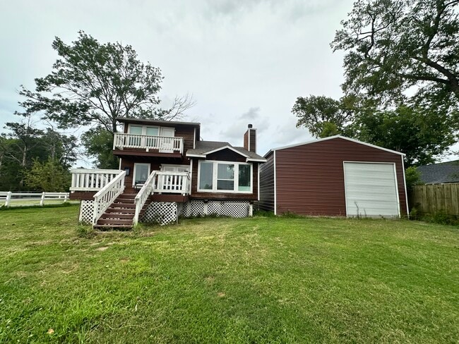 Building Photo - 305 Riverside St