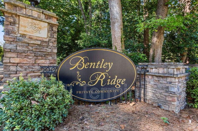 Building Photo - 2721 St Augustine Trail SE