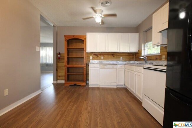 Building Photo - 409 Short Ave