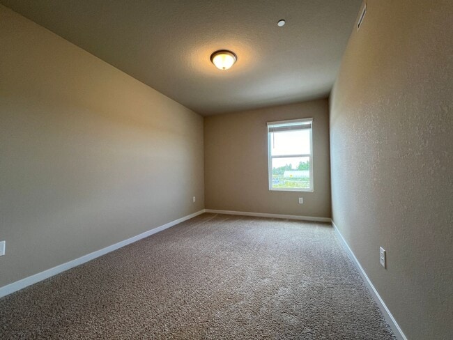 Building Photo - Brand New Townhome with fine finishes ready for you to enjoy. Great views!