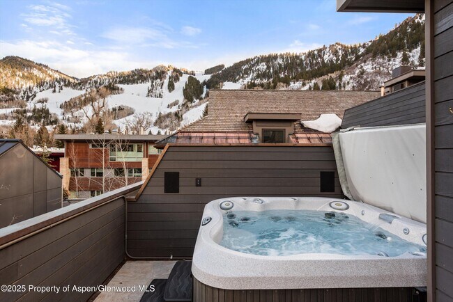 Building Photo - 304 S Garmisch St