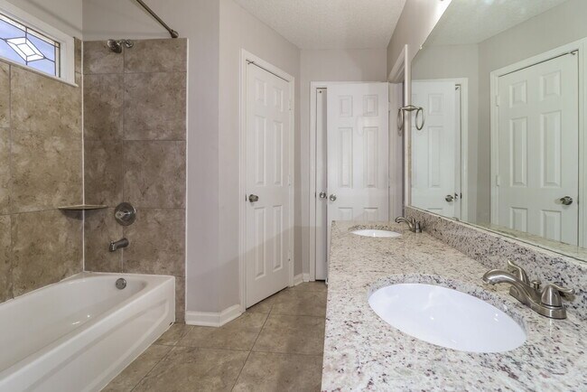 Building Photo - 6610 Shaker Ln