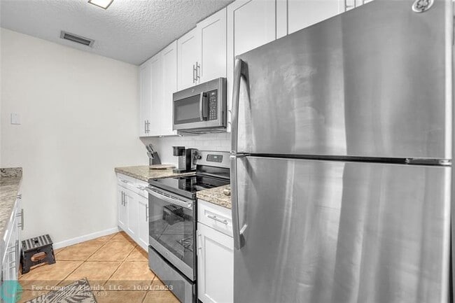 Building Photo - 3655 Cocoplum Cir