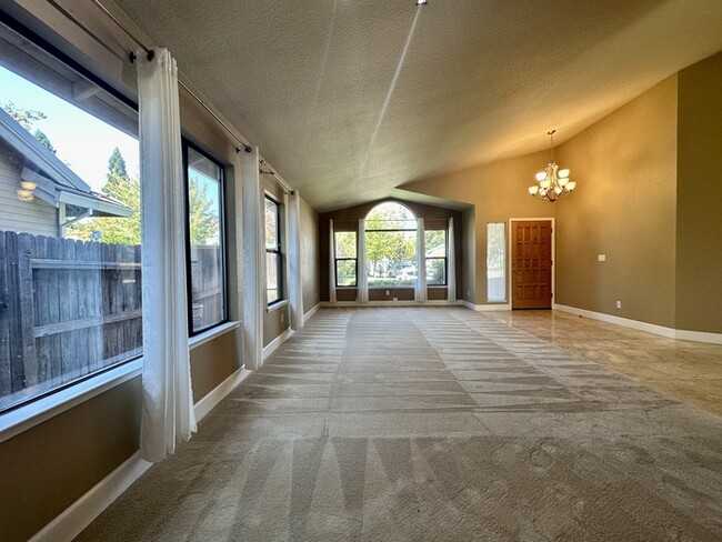 Building Photo - Beautiful 4 Bedroom Single Story For Rent in Gold River!