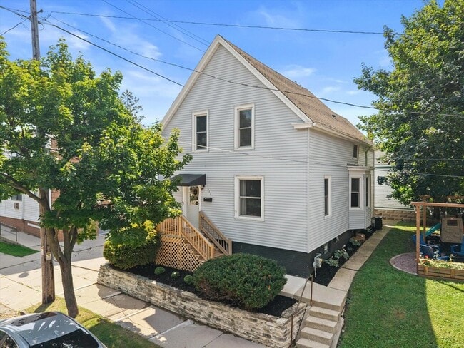 Building Photo - 915 E Homer St