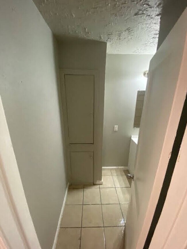 Building Photo - COME TOUR THIS NICE 2 BEDROOM 1 BATH DUPLE...