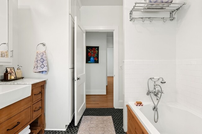 Building Photo - 1002 W Cottage St