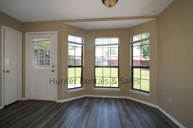 Building Photo - Two-Story Living!