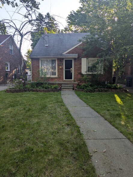 Building Photo - 9319 Fenton Ave