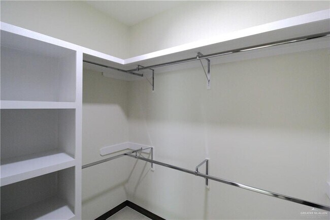 Building Photo - 1611 Oak Alley Dr