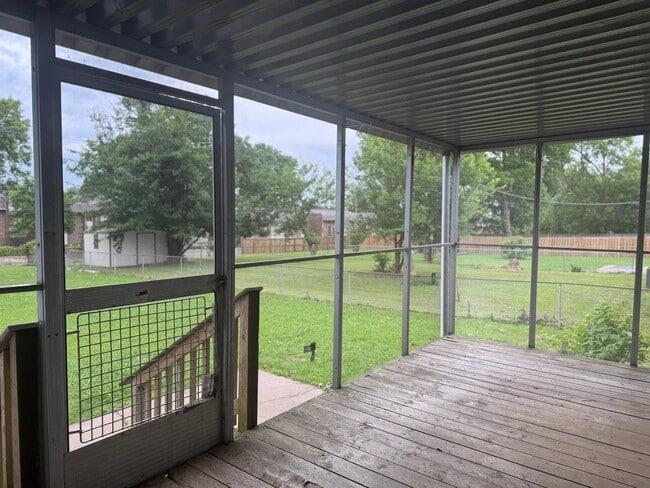 Building Photo - Charming 3 bedroom,  2 Bathroom in the cen...