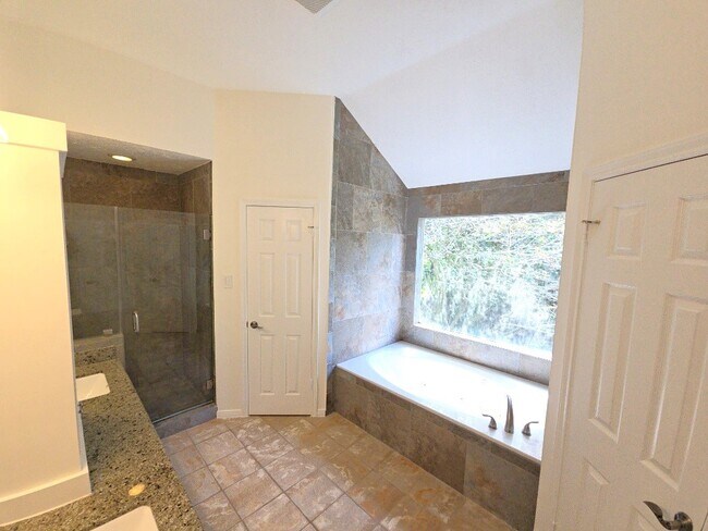 Building Photo - 2502 Fairwind Dr