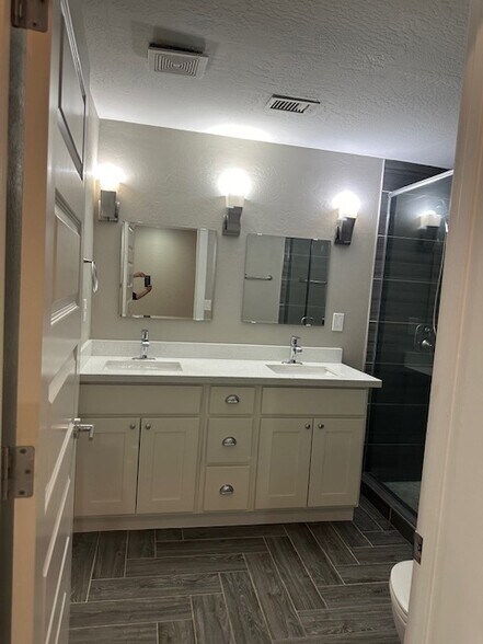 Building Photo - 1416 E Del Rio Dr