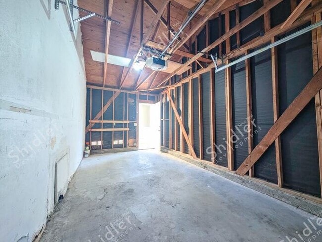 Building Photo - 2 Bed 1 Bath No one Above You