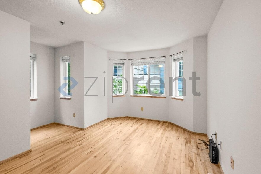 Building Photo - Unit 3
