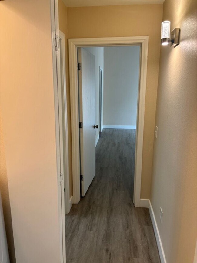 Building Photo - BEAUTIFUL SPACIOUS TOP FLOOR 2 BEDROOM & 2 FULL BATHROOM CONDO IN THE SOUTHWEST