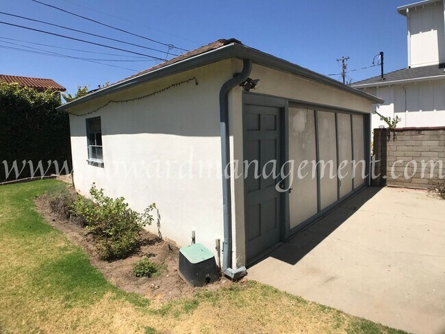 Building Photo - Two story home with newer central A/C in the Mar Vista Hills. Large kitchen, family room, and lar...