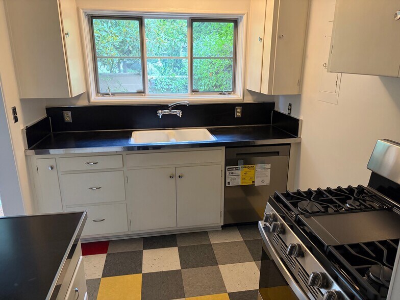 Kitchen - 5414 Village Grn