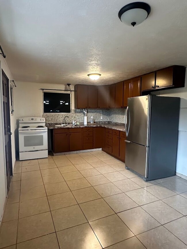 Building Photo - KALIHI UKA House 6 bedrooms, 2 full bath a...