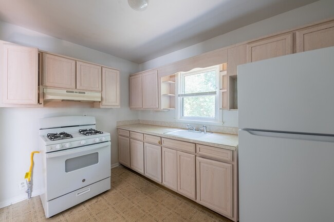 Building Photo - 1555 Venetian Dr SW