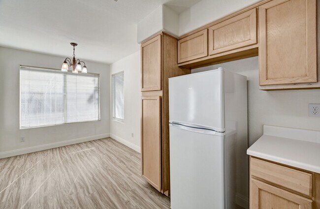 Building Photo - Great 2 bedroom 2 bathroom upstairs condo!