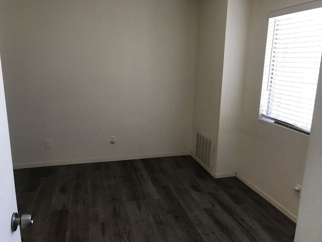 Building Photo - Charming 1-Bedroom Condo by Chinatown; AVA...