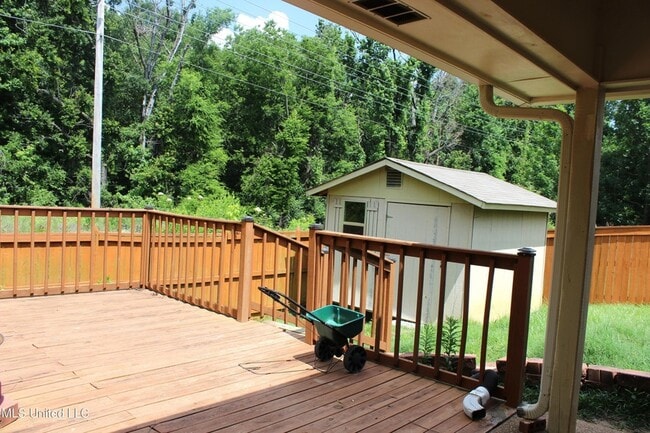 Building Photo - 900 Clubhouse Dr