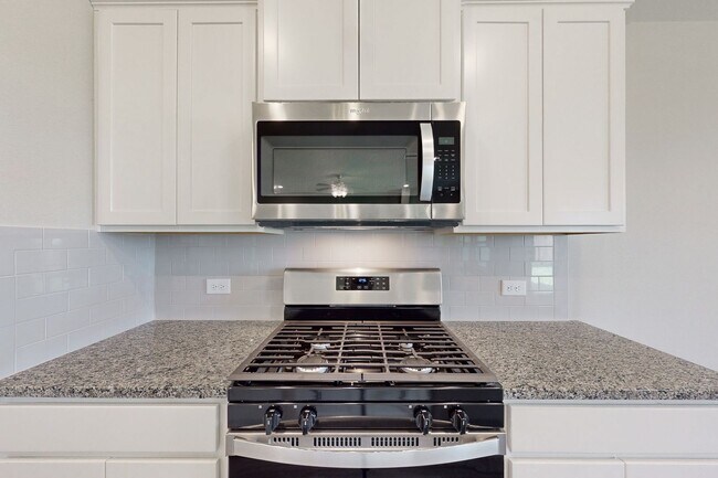 Building Photo - 3 Bedrom 2 bath with a 2 car garage in Sou...