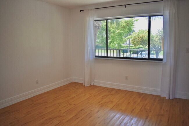 Building Photo - 1627 Meadows Cir W