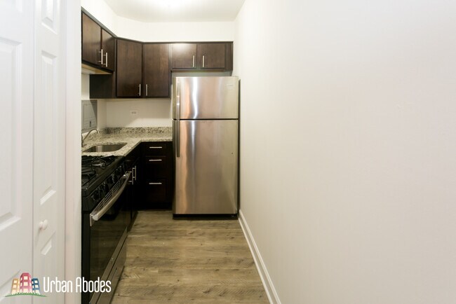 Building Photo - 6211 N Kenmore Ave