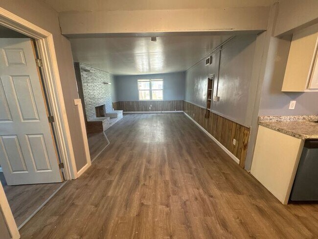 Building Photo - Recently renovated 4 bed/1 bath!