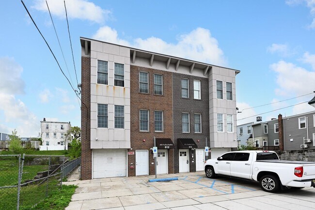 Building Photo - 612 12th St