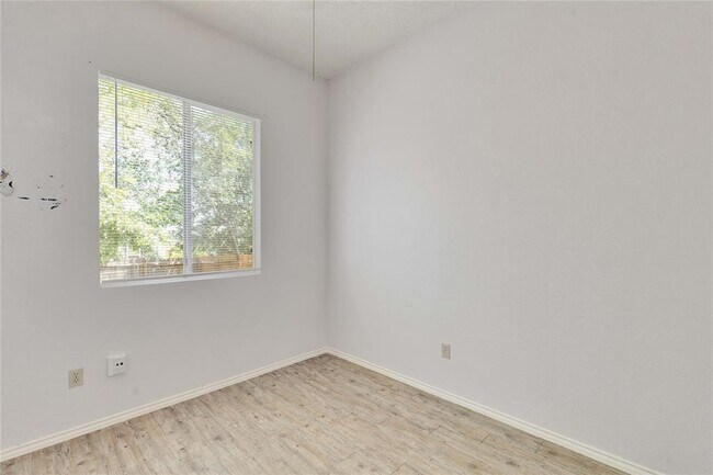 Building Photo - 2103 Castle View Dr