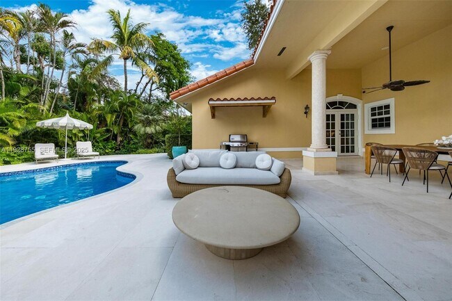 Building Photo - 1033 Almeria Ave