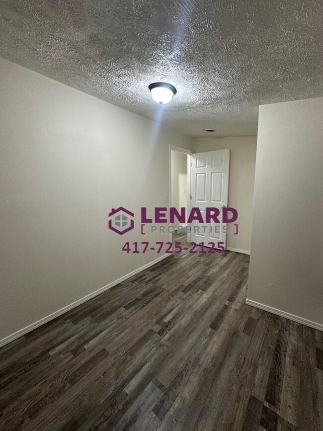 Building Photo - 2 Bedroom Home Available Now!
