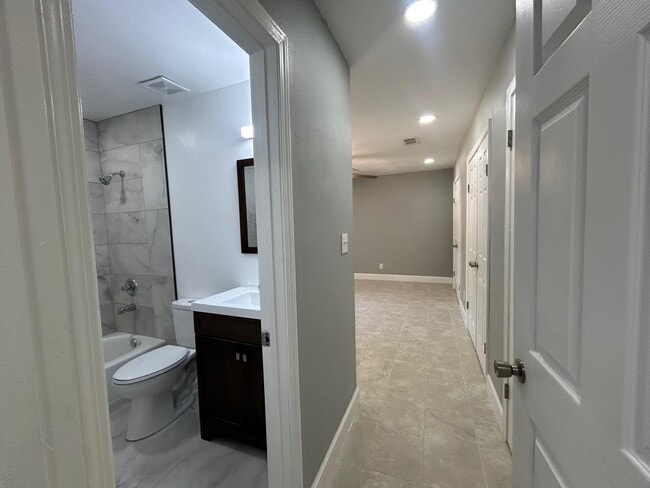 Building Photo - 7923 Oak Forest Dr