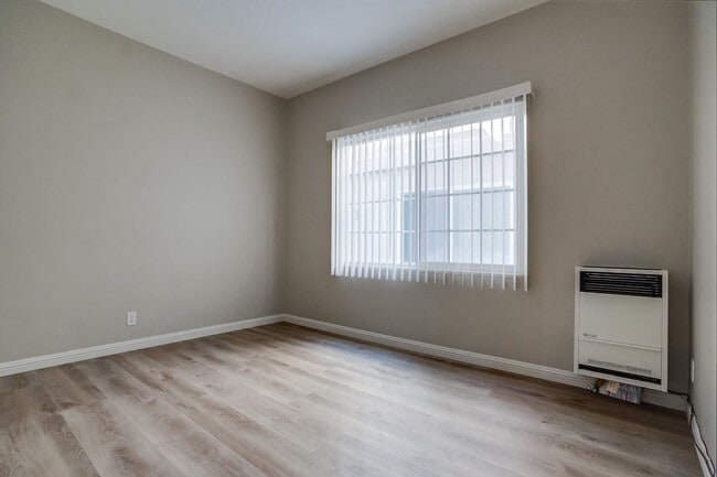 Building Photo - Beautifully Updated and Spacious 1B/1B in Belmont Shore!
