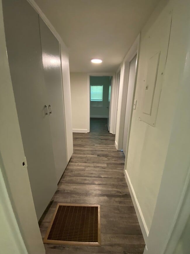 Building Photo - 3 bed 2 bath home with a fenced-in yard! Available August 2026!