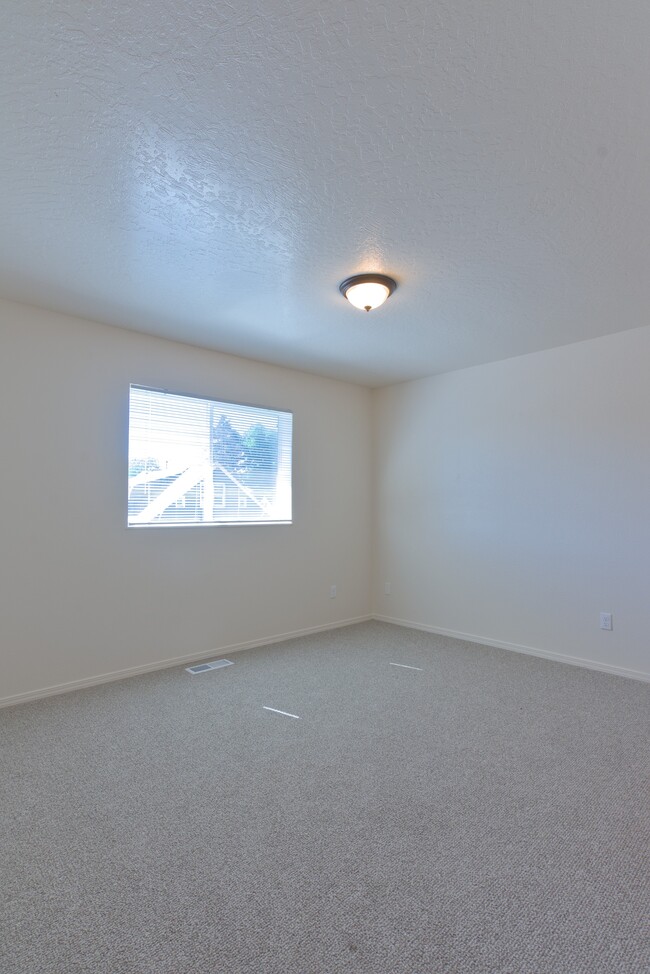 Building Photo - 317 E Dodge St