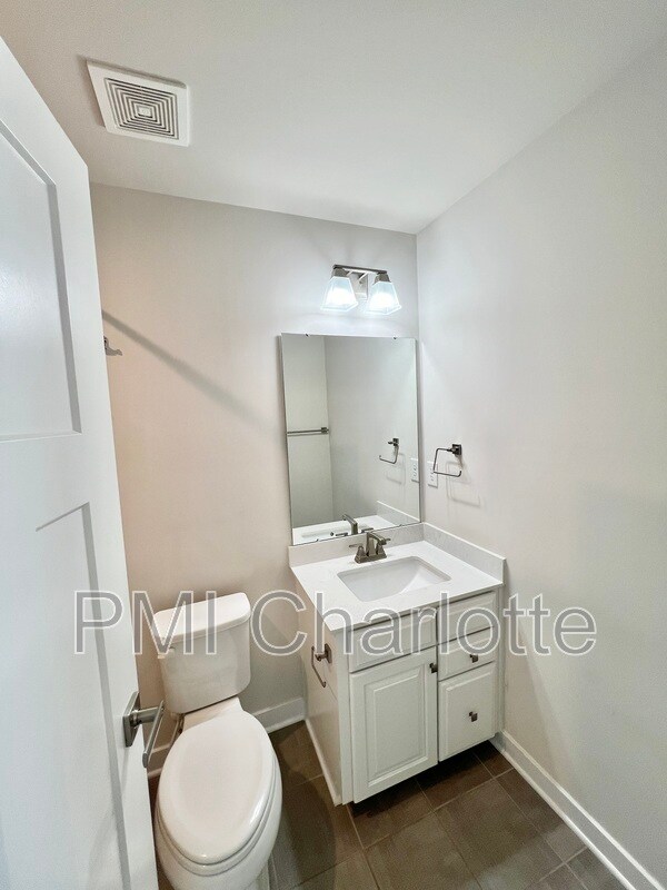 Building Photo - 240 Parkwood Ave