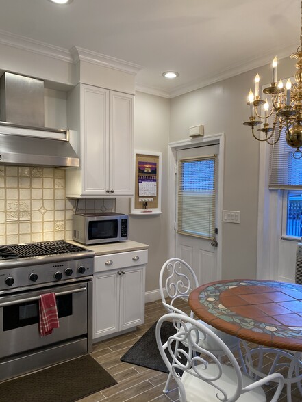 Dacor range/hood vented outside - 346 Bushkill St