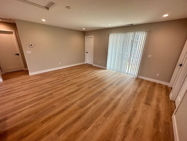 Building Photo - Fully Renovated in 2023!! 4BD/2BA on Tipton