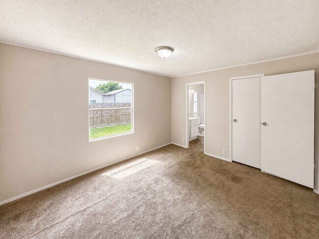 Building Photo - 11919 Kingslake Forest Dr