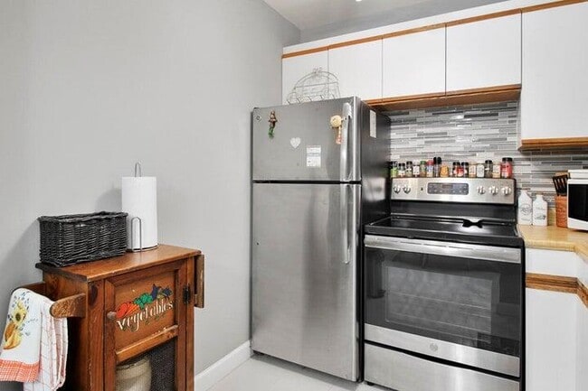 Building Photo - 3000 Lake Osborne Dr