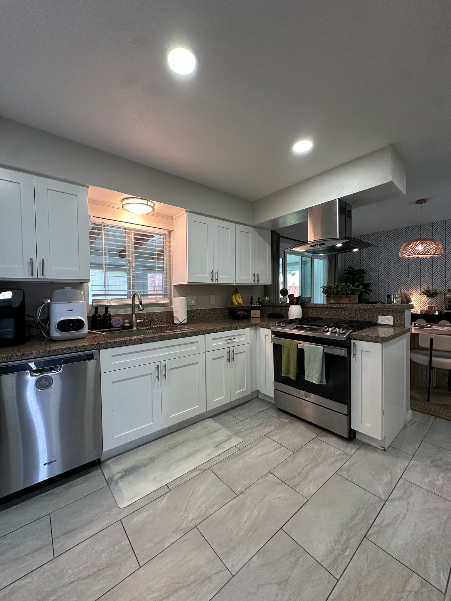 Building Photo - 514 Luna Dr
