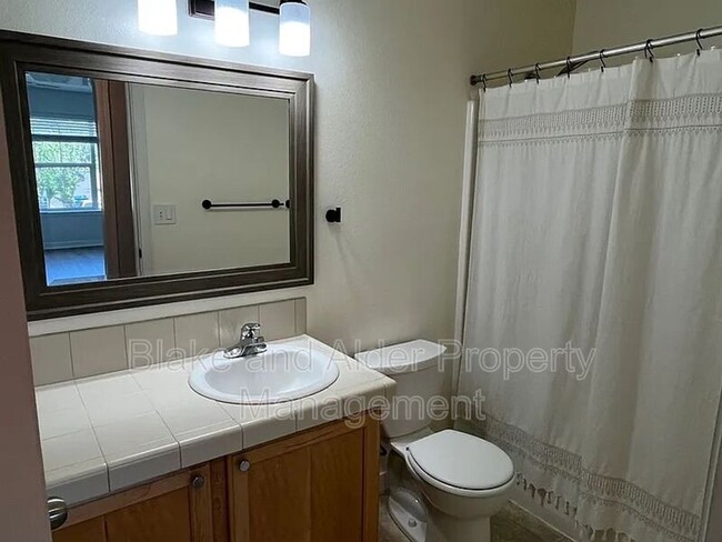 Building Photo - 3624 E Oak Grv St