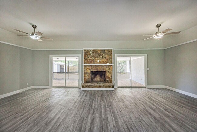 Building Photo - 300 Riomar Dr