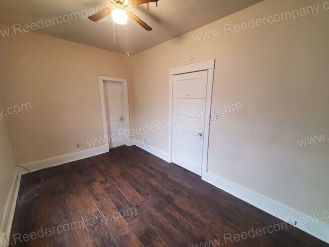 Building Photo - Freshly Painted 2 bedroom house